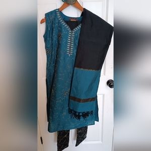 Turquoise sleeveless tunic with pants, shawl and bracelets.